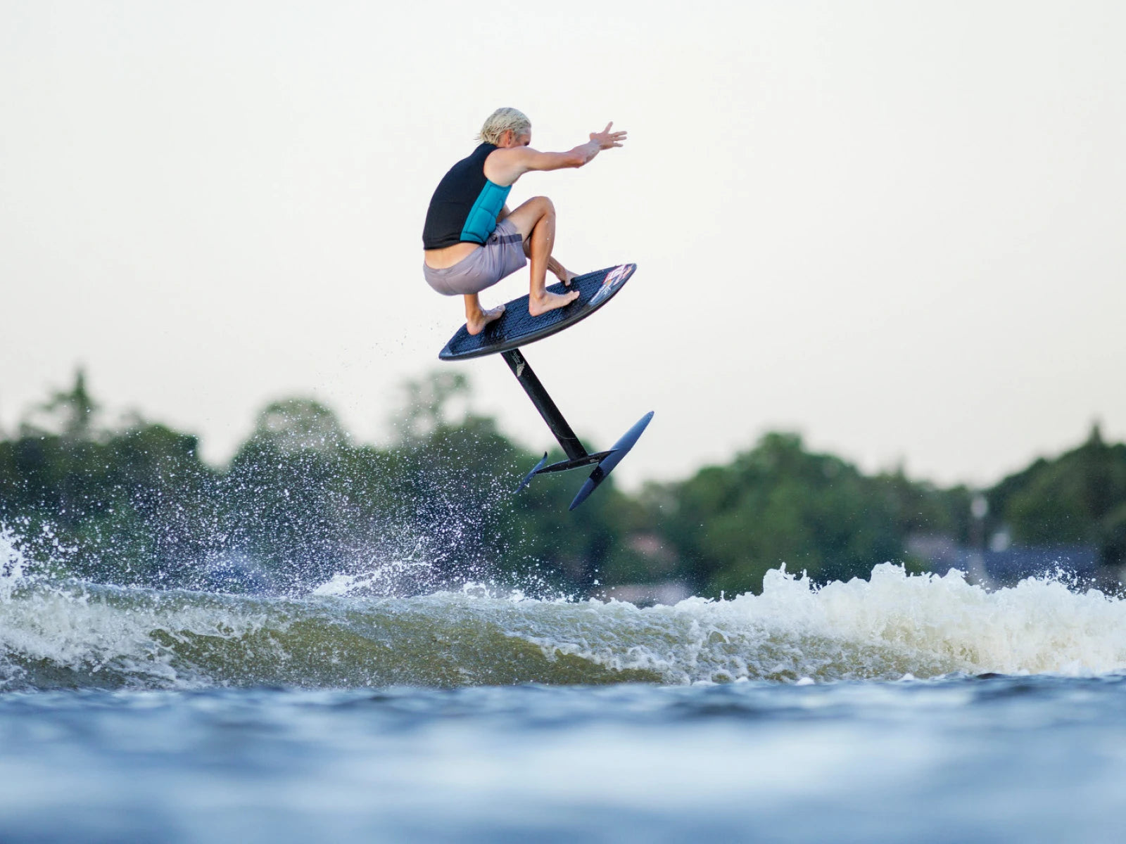 The Follow Section Life Vest is suitable for all type of bodies! Bring this vest for you next wakeboard or SUP trip!